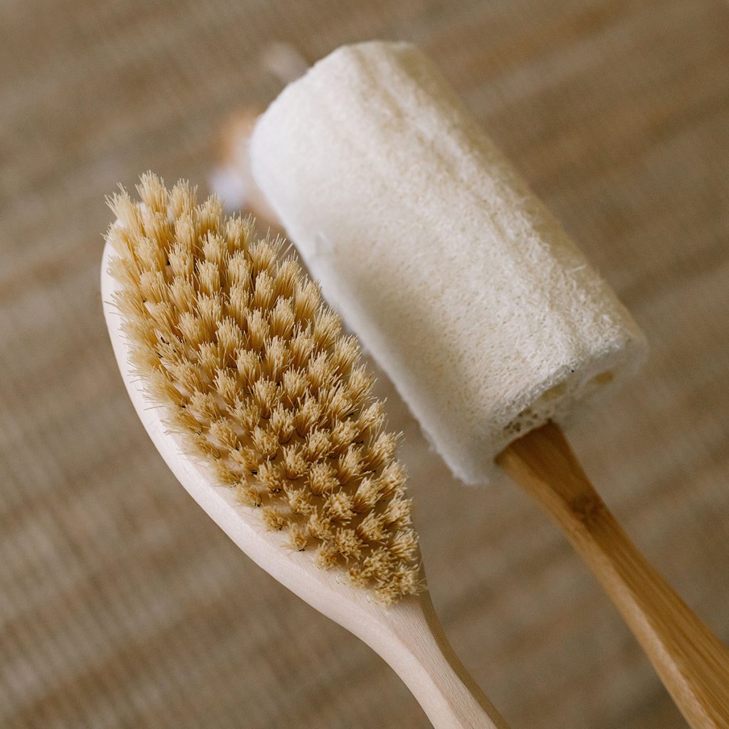 Best Long-Handle Sponges for Seniors with Limited Reach pexels hannaauramenka 8409848