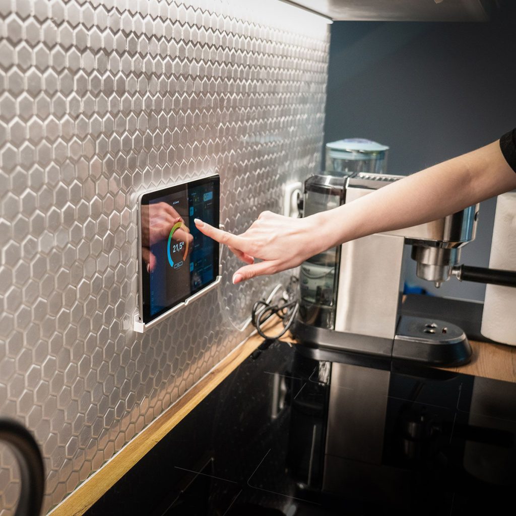 Smart Kitchen Fire Defense: The Best Appliances with Auto-Shutoff for Senior Safety pexels jakubzerdzicki 16423104